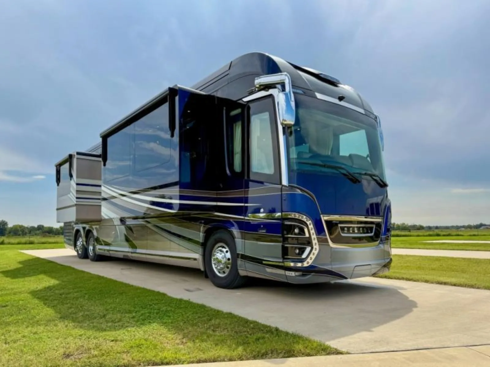 2023 Newell p50 (Pre-Owned) for sale
